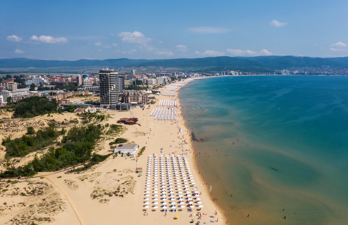 Безкрайната пясъчна ивица на Слънев бряг в България