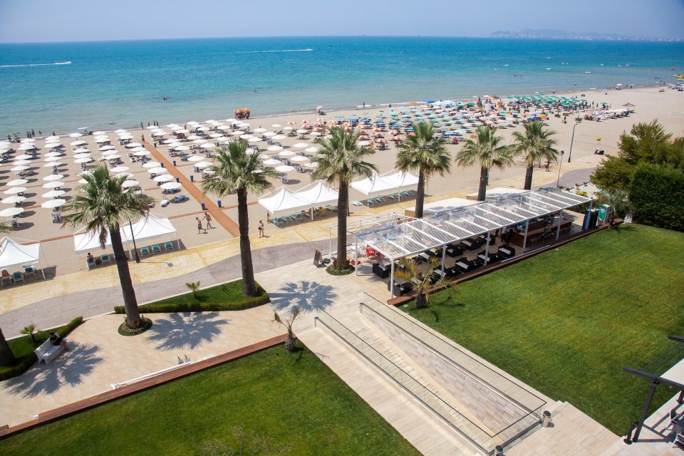 плаж в курорта Дуръс, Албания