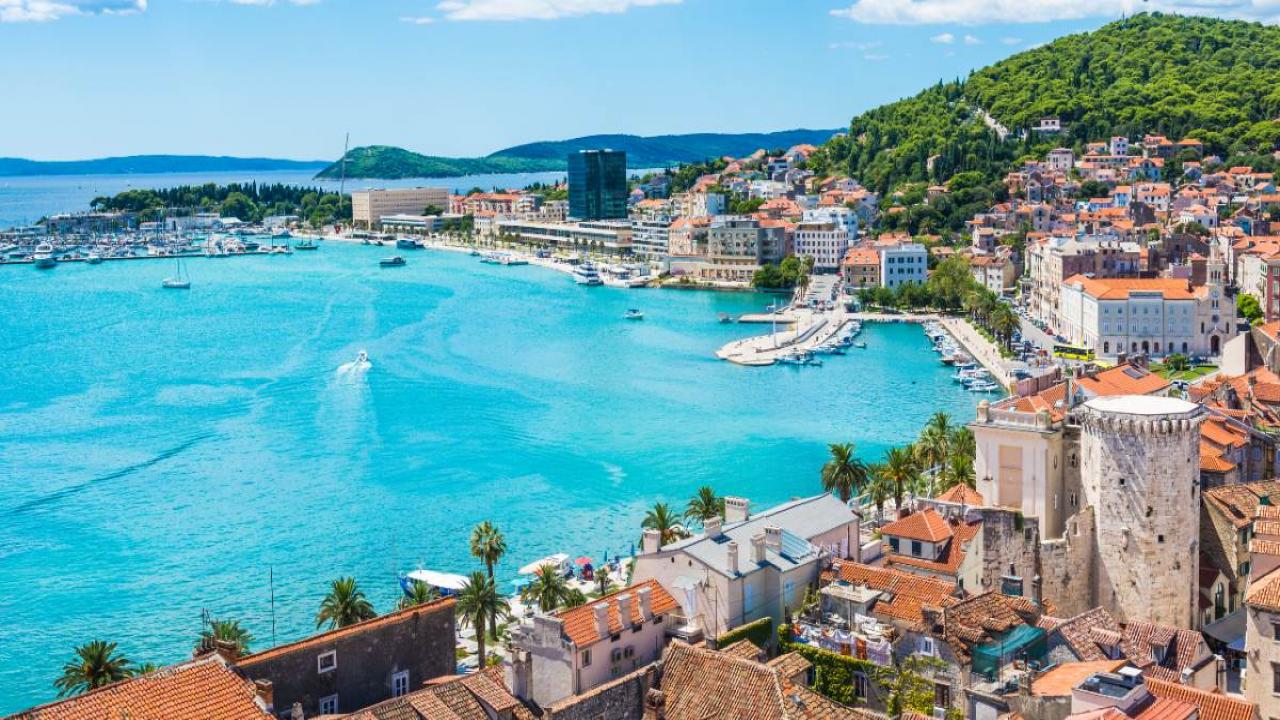 Хърватия - поглед към град Сплит и крайбрежието му
