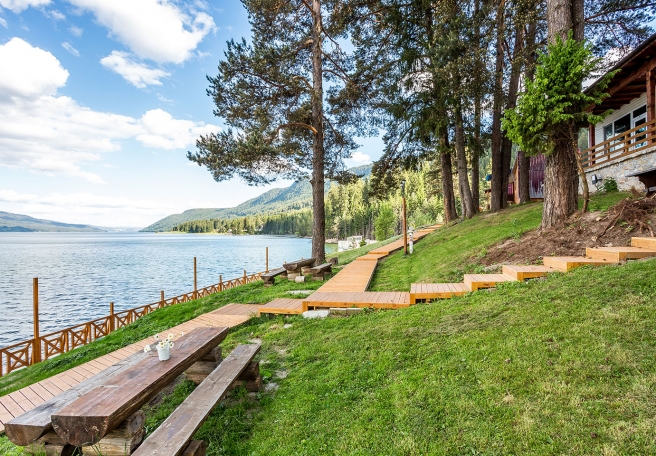 комплекс Романтика на берга на язовир Доспат до Сърница